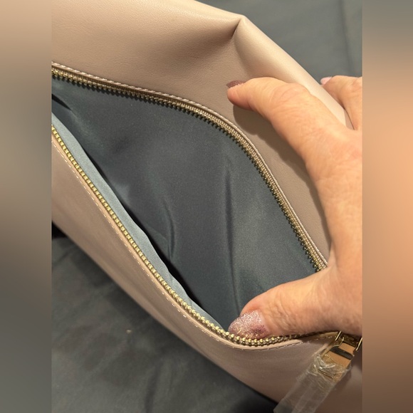 Coco & Kiwi Envelope Purse with crossbody and wristlet strap. NWT blush color - Picture 3 of 7